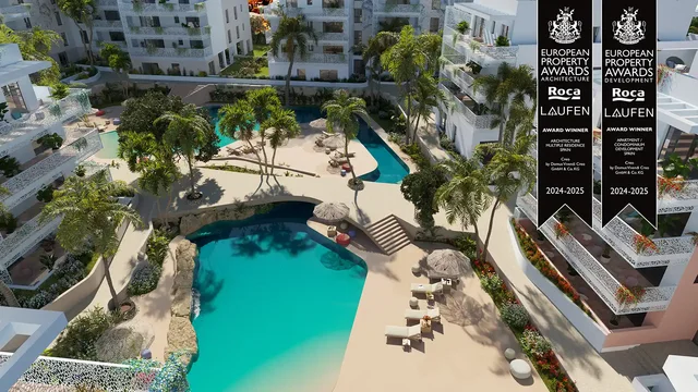 Architekturvisualisierung einer modernen Luxuswohnanlage in Spanien mit weitläufigem Poolbereich, tropischer Begrünung und preisgekröntem Design – erstellt von gmsvision. Gewinner der European Property Awards 2024–2025 für Architektur und Wohnentwicklung.